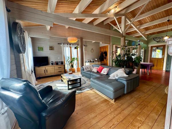 Maison en bois massif de 120m² avec gîte indépendant attenant sur une parcelle de 2800m²