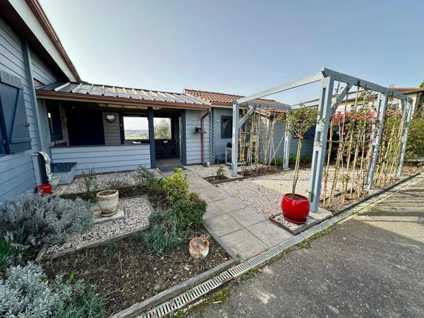 Maison en bois massif de 120m² avec gîte indépendant attenant sur une parcelle de 2800m²