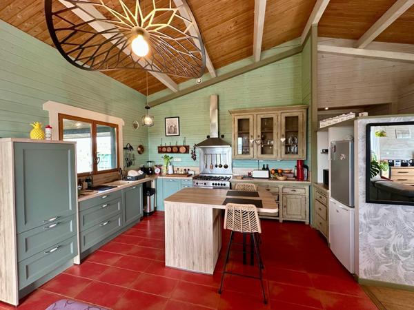 Maison en bois massif de 120m² avec gîte indépendant attenant sur une parcelle de 2800m²