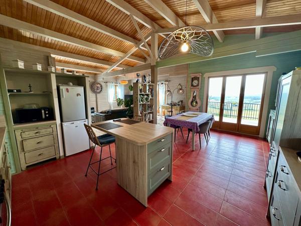 Maison en bois massif de 120m² avec gîte indépendant attenant sur une parcelle de 2800m²