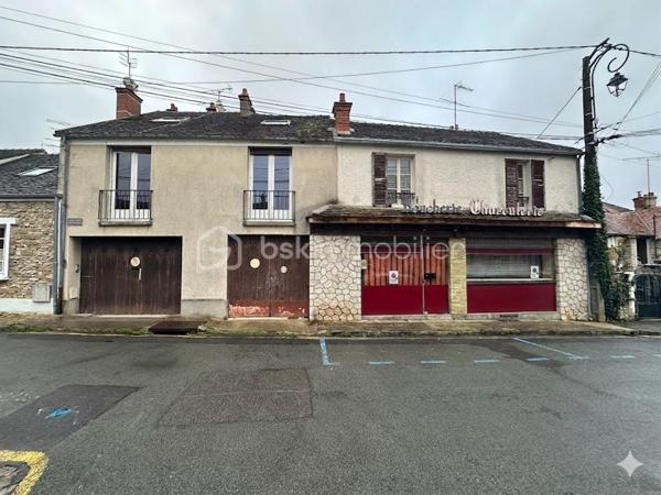 En plein cœur de Samois-sur-Seine, à 5 minutes de l’église, ensemble immobilier offrant 240 m² utilisables sur un terrain de 850 m², comprenant logement, annexe, garage et local supplémentaire.
Idéal investisseur, projet locatif, division ou usage mixte habitation/professionnel.
➡️ Appartement principal – 88 m² (1er étage)
•	Séjour lumineux
•	Salon
•	Cuisine
•	3 chambres dont 1 en duplex
•	Salle de bains
•	Salle de douche
•	WC indépendant
➡️ Espace complémentaire – 60 m²
•	2 chambres supplémentaires
Parfait pour agrandir l’habitation, créer un logement indépendant ou un espace locatif.
➡️ Local attenant – 60 m²
Ancien local commercial (activité arrêtée) :
atelier, bureau, stockage ou activité professionnelle
→ potentiel pour création d’un 3e logement.
➡️ Dépendances & extérieurs
•	Terrain de 850 m²
•	Garage 30 m²
•	Annexe 25 m²
________________________________________
Un bien rare au centre de Samois-sur-Seine, offrant un fort potentiel d’aménagement : habitation familiale, projet multi-logements, activité professionnelle ou investissement patrimonial.

💰 Prix : 390 000 € TTC (honoraires à la charge du vendeur) – 
A visiter sans tarder : 7/7
________________________________________
📞 Contact :
Gilles LADEGAILLERIE
📱 06 84 75 58 37
Agent commercial immatriculé au RSAC de Melun n° 83009942000028
