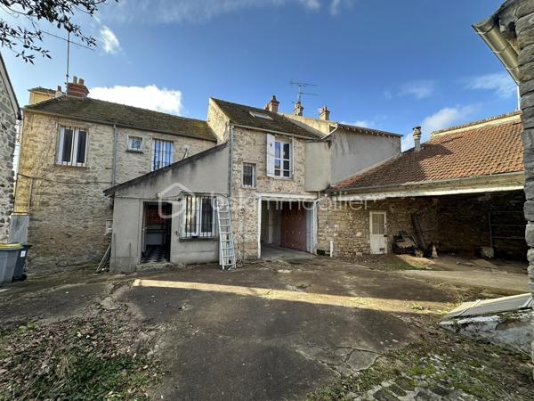 En plein cœur de Samois-sur-Seine, à 5 minutes de l’église, ensemble immobilier offrant 240 m² utilisables sur un terrain de 850 m², comprenant logement, annexe, garage et local supplémentaire.
Idéal investisseur, projet locatif, division ou usage mixte habitation/professionnel.
➡️ Appartement principal – 88 m² (1er étage)
•	Séjour lumineux
•	Salon
•	Cuisine
•	3 chambres dont 1 en duplex
•	Salle de bains
•	Salle de douche
•	WC indépendant
➡️ Espace complémentaire – 60 m²
•	2 chambres supplémentaires
Parfait pour agrandir l’habitation, créer un logement indépendant ou un espace locatif.
➡️ Local attenant – 60 m²
Ancien local commercial (activité arrêtée) :
atelier, bureau, stockage ou activité professionnelle
→ potentiel pour création d’un 3e logement.
➡️ Dépendances & extérieurs
•	Terrain de 850 m²
•	Garage 30 m²
•	Annexe 25 m²
________________________________________
Un bien rare au centre de Samois-sur-Seine, offrant un fort potentiel d’aménagement : habitation familiale, projet multi-logements, activité professionnelle ou investissement patrimonial.

💰 Prix : 390 000 € TTC (honoraires à la charge du vendeur) – 
A visiter sans tarder : 7/7
________________________________________
📞 Contact :
Gilles LADEGAILLERIE
📱 06 84 75 58 37
Agent commercial immatriculé au RSAC de Melun n° 83009942000028