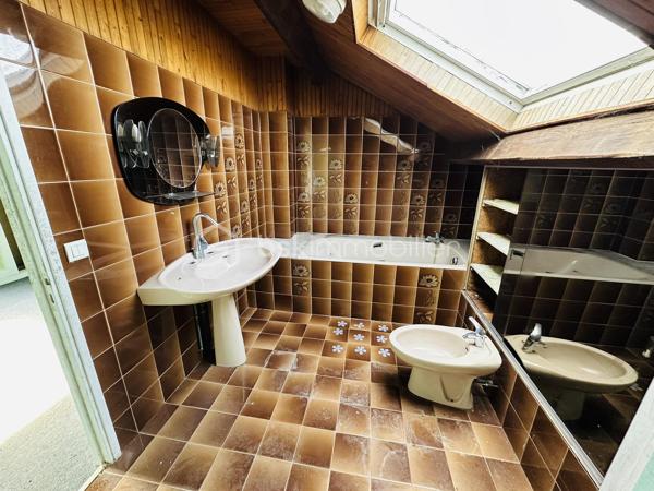 En plein cœur de Samois-sur-Seine, à 5 minutes de l’église, ensemble immobilier offrant 240 m² utilisables sur un terrain de 850 m², comprenant logement, annexe, garage et local supplémentaire.
Idéal investisseur, projet locatif, division ou usage mixte habitation/professionnel.
➡️ Appartement principal – 88 m² (1er étage)
•	Séjour lumineux
•	Salon
•	Cuisine
•	3 chambres dont 1 en duplex
•	Salle de bains
•	Salle de douche
•	WC indépendant
➡️ Espace complémentaire – 60 m²
•	2 chambres supplémentaires
Parfait pour agrandir l’habitation, créer un logement indépendant ou un espace locatif.
➡️ Local attenant – 60 m²
Ancien local commercial (activité arrêtée) :
atelier, bureau, stockage ou activité professionnelle
→ potentiel pour création d’un 3e logement.
➡️ Dépendances & extérieurs
•	Terrain de 850 m²
•	Garage 30 m²
•	Annexe 25 m²
________________________________________
Un bien rare au centre de Samois-sur-Seine, offrant un fort potentiel d’aménagement : habitation familiale, projet multi-logements, activité professionnelle ou investissement patrimonial.

💰 Prix : 390 000 € TTC (honoraires à la charge du vendeur) – 
A visiter sans tarder : 7/7
________________________________________
📞 Contact :
Gilles LADEGAILLERIE
📱 06 84 75 58 37
Agent commercial immatriculé au RSAC de Melun n° 83009942000028