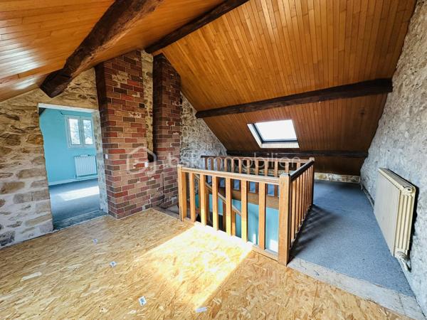 En plein cœur de Samois-sur-Seine, à 5 minutes de l’église, ensemble immobilier offrant 240 m² utilisables sur un terrain de 850 m², comprenant logement, annexe, garage et local supplémentaire.
Idéal investisseur, projet locatif, division ou usage mixte habitation/professionnel.
➡️ Appartement principal – 88 m² (1er étage)
•	Séjour lumineux
•	Salon
•	Cuisine
•	3 chambres dont 1 en duplex
•	Salle de bains
•	Salle de douche
•	WC indépendant
➡️ Espace complémentaire – 60 m²
•	2 chambres supplémentaires
Parfait pour agrandir l’habitation, créer un logement indépendant ou un espace locatif.
➡️ Local attenant – 60 m²
Ancien local commercial (activité arrêtée) :
atelier, bureau, stockage ou activité professionnelle
→ potentiel pour création d’un 3e logement.
➡️ Dépendances & extérieurs
•	Terrain de 850 m²
•	Garage 30 m²
•	Annexe 25 m²
________________________________________
Un bien rare au centre de Samois-sur-Seine, offrant un fort potentiel d’aménagement : habitation familiale, projet multi-logements, activité professionnelle ou investissement patrimonial.

💰 Prix : 390 000 € TTC (honoraires à la charge du vendeur) – 
A visiter sans tarder : 7/7
________________________________________
📞 Contact :
Gilles LADEGAILLERIE
📱 06 84 75 58 37
Agent commercial immatriculé au RSAC de Melun n° 83009942000028