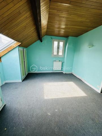 En plein cœur de Samois-sur-Seine, à 5 minutes de l’église, ensemble immobilier offrant 240 m² utilisables sur un terrain de 850 m², comprenant logement, annexe, garage et local supplémentaire.
Idéal investisseur, projet locatif, division ou usage mixte habitation/professionnel.
➡️ Appartement principal – 88 m² (1er étage)
•	Séjour lumineux
•	Salon
•	Cuisine
•	3 chambres dont 1 en duplex
•	Salle de bains
•	Salle de douche
•	WC indépendant
➡️ Espace complémentaire – 60 m²
•	2 chambres supplémentaires
Parfait pour agrandir l’habitation, créer un logement indépendant ou un espace locatif.
➡️ Local attenant – 60 m²
Ancien local commercial (activité arrêtée) :
atelier, bureau, stockage ou activité professionnelle
→ potentiel pour création d’un 3e logement.
➡️ Dépendances & extérieurs
•	Terrain de 850 m²
•	Garage 30 m²
•	Annexe 25 m²
________________________________________
Un bien rare au centre de Samois-sur-Seine, offrant un fort potentiel d’aménagement : habitation familiale, projet multi-logements, activité professionnelle ou investissement patrimonial.

💰 Prix : 390 000 € TTC (honoraires à la charge du vendeur) – 
A visiter sans tarder : 7/7
________________________________________
📞 Contact :
Gilles LADEGAILLERIE
📱 06 84 75 58 37
Agent commercial immatriculé au RSAC de Melun n° 83009942000028