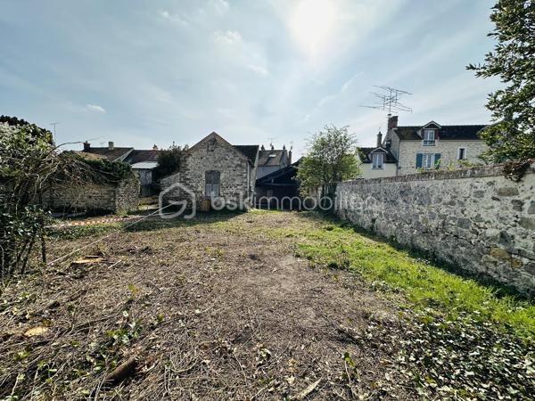 En plein cœur de Samois-sur-Seine, à 5 minutes de l’église, ensemble immobilier offrant 240 m² utilisables sur un terrain de 850 m², comprenant logement, annexe, garage et local supplémentaire.
Idéal investisseur, projet locatif, division ou usage mixte habitation/professionnel.
➡️ Appartement principal – 88 m² (1er étage)
•	Séjour lumineux
•	Salon
•	Cuisine
•	3 chambres dont 1 en duplex
•	Salle de bains
•	Salle de douche
•	WC indépendant
➡️ Espace complémentaire – 60 m²
•	2 chambres supplémentaires
Parfait pour agrandir l’habitation, créer un logement indépendant ou un espace locatif.
➡️ Local attenant – 60 m²
Ancien local commercial (activité arrêtée) :
atelier, bureau, stockage ou activité professionnelle
→ potentiel pour création d’un 3e logement.
➡️ Dépendances & extérieurs
•	Terrain de 850 m²
•	Garage 30 m²
•	Annexe 25 m²
________________________________________
Un bien rare au centre de Samois-sur-Seine, offrant un fort potentiel d’aménagement : habitation familiale, projet multi-logements, activité professionnelle ou investissement patrimonial.

💰 Prix : 390 000 € TTC (honoraires à la charge du vendeur) – 
A visiter sans tarder : 7/7
________________________________________
📞 Contact :
Gilles LADEGAILLERIE
📱 06 84 75 58 37
Agent commercial immatriculé au RSAC de Melun n° 83009942000028