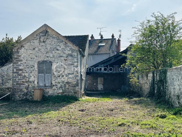 En plein cœur de Samois-sur-Seine, à 5 minutes de l’église, ensemble immobilier offrant 240 m² utilisables sur un terrain de 850 m², comprenant logement, annexe, garage et local supplémentaire.
Idéal investisseur, projet locatif, division ou usage mixte habitation/professionnel.
➡️ Appartement principal – 88 m² (1er étage)
•	Séjour lumineux
•	Salon
•	Cuisine
•	3 chambres dont 1 en duplex
•	Salle de bains
•	Salle de douche
•	WC indépendant
➡️ Espace complémentaire – 60 m²
•	2 chambres supplémentaires
Parfait pour agrandir l’habitation, créer un logement indépendant ou un espace locatif.
➡️ Local attenant – 60 m²
Ancien local commercial (activité arrêtée) :
atelier, bureau, stockage ou activité professionnelle
→ potentiel pour création d’un 3e logement.
➡️ Dépendances & extérieurs
•	Terrain de 850 m²
•	Garage 30 m²
•	Annexe 25 m²
________________________________________
Un bien rare au centre de Samois-sur-Seine, offrant un fort potentiel d’aménagement : habitation familiale, projet multi-logements, activité professionnelle ou investissement patrimonial.

💰 Prix : 390 000 € TTC (honoraires à la charge du vendeur) – 
A visiter sans tarder : 7/7
________________________________________
📞 Contact :
Gilles LADEGAILLERIE
📱 06 84 75 58 37
Agent commercial immatriculé au RSAC de Melun n° 83009942000028