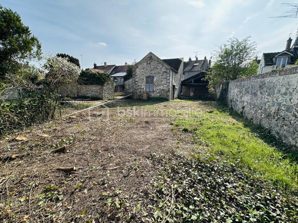 En plein cœur de Samois-sur-Seine, à 5 minutes de l’église, ensemble immobilier offrant 240 m² utilisables sur un terrain de 850 m², comprenant logement, annexe, garage et local supplémentaire.
Idéal investisseur, projet locatif, division ou usage mixte habitation/professionnel.
➡️ Appartement principal – 88 m² (1er étage)
•	Séjour lumineux
•	Salon
•	Cuisine
•	3 chambres dont 1 en duplex
•	Salle de bains
•	Salle de douche
•	WC indépendant
➡️ Espace complémentaire – 60 m²
•	2 chambres supplémentaires
Parfait pour agrandir l’habitation, créer un logement indépendant ou un espace locatif.
➡️ Local attenant – 60 m²
Ancien local commercial (activité arrêtée) :
atelier, bureau, stockage ou activité professionnelle
→ potentiel pour création d’un 3e logement.
➡️ Dépendances & extérieurs
•	Terrain de 850 m²
•	Garage 30 m²
•	Annexe 25 m²
________________________________________
Un bien rare au centre de Samois-sur-Seine, offrant un fort potentiel d’aménagement : habitation familiale, projet multi-logements, activité professionnelle ou investissement patrimonial.

💰 Prix : 390 000 € TTC (honoraires à la charge du vendeur) – 
A visiter sans tarder : 7/7
________________________________________
📞 Contact :
Gilles LADEGAILLERIE
📱 06 84 75 58 37
Agent commercial immatriculé au RSAC de Melun n° 83009942000028