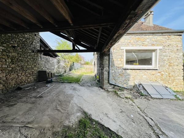 En plein cœur de Samois-sur-Seine, à 5 minutes de l’église, ensemble immobilier offrant 240 m² utilisables sur un terrain de 850 m², comprenant logement, annexe, garage et local supplémentaire.
Idéal investisseur, projet locatif, division ou usage mixte habitation/professionnel.
➡️ Appartement principal – 88 m² (1er étage)
•	Séjour lumineux
•	Salon
•	Cuisine
•	3 chambres dont 1 en duplex
•	Salle de bains
•	Salle de douche
•	WC indépendant
➡️ Espace complémentaire – 60 m²
•	2 chambres supplémentaires
Parfait pour agrandir l’habitation, créer un logement indépendant ou un espace locatif.
➡️ Local attenant – 60 m²
Ancien local commercial (activité arrêtée) :
atelier, bureau, stockage ou activité professionnelle
→ potentiel pour création d’un 3e logement.
➡️ Dépendances & extérieurs
•	Terrain de 850 m²
•	Garage 30 m²
•	Annexe 25 m²
________________________________________
Un bien rare au centre de Samois-sur-Seine, offrant un fort potentiel d’aménagement : habitation familiale, projet multi-logements, activité professionnelle ou investissement patrimonial.

💰 Prix : 390 000 € TTC (honoraires à la charge du vendeur) – 
A visiter sans tarder : 7/7
________________________________________
📞 Contact :
Gilles LADEGAILLERIE
📱 06 84 75 58 37
Agent commercial immatriculé au RSAC de Melun n° 83009942000028