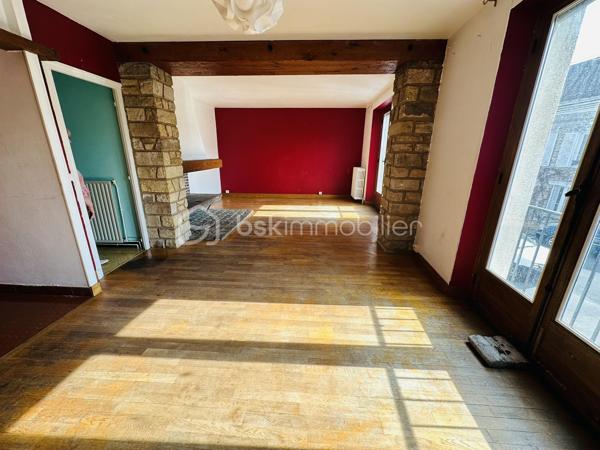 En plein cœur de Samois-sur-Seine, à 5 minutes de l’église, ensemble immobilier offrant 240 m² utilisables sur un terrain de 850 m², comprenant logement, annexe, garage et local supplémentaire.
Idéal investisseur, projet locatif, division ou usage mixte habitation/professionnel.
➡️ Appartement principal – 88 m² (1er étage)
•	Séjour lumineux
•	Salon
•	Cuisine
•	3 chambres dont 1 en duplex
•	Salle de bains
•	Salle de douche
•	WC indépendant
➡️ Espace complémentaire – 60 m²
•	2 chambres supplémentaires
Parfait pour agrandir l’habitation, créer un logement indépendant ou un espace locatif.
➡️ Local attenant – 60 m²
Ancien local commercial (activité arrêtée) :
atelier, bureau, stockage ou activité professionnelle
→ potentiel pour création d’un 3e logement.
➡️ Dépendances & extérieurs
•	Terrain de 850 m²
•	Garage 30 m²
•	Annexe 25 m²
________________________________________
Un bien rare au centre de Samois-sur-Seine, offrant un fort potentiel d’aménagement : habitation familiale, projet multi-logements, activité professionnelle ou investissement patrimonial.

💰 Prix : 390 000 € TTC (honoraires à la charge du vendeur) – 
A visiter sans tarder : 7/7
________________________________________
📞 Contact :
Gilles LADEGAILLERIE
📱 06 84 75 58 37
Agent commercial immatriculé au RSAC de Melun n° 83009942000028