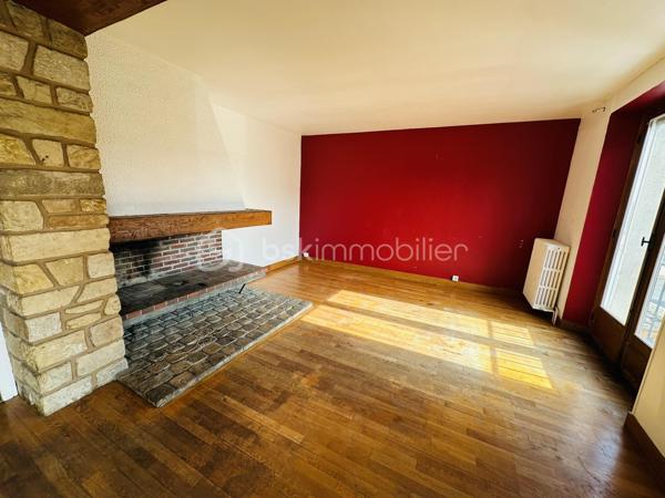 En plein cœur de Samois-sur-Seine, à 5 minutes de l’église, ensemble immobilier offrant 240 m² utilisables sur un terrain de 850 m², comprenant logement, annexe, garage et local supplémentaire.
Idéal investisseur, projet locatif, division ou usage mixte habitation/professionnel.
➡️ Appartement principal – 88 m² (1er étage)
•	Séjour lumineux
•	Salon
•	Cuisine
•	3 chambres dont 1 en duplex
•	Salle de bains
•	Salle de douche
•	WC indépendant
➡️ Espace complémentaire – 60 m²
•	2 chambres supplémentaires
Parfait pour agrandir l’habitation, créer un logement indépendant ou un espace locatif.
➡️ Local attenant – 60 m²
Ancien local commercial (activité arrêtée) :
atelier, bureau, stockage ou activité professionnelle
→ potentiel pour création d’un 3e logement.
➡️ Dépendances & extérieurs
•	Terrain de 850 m²
•	Garage 30 m²
•	Annexe 25 m²
________________________________________
Un bien rare au centre de Samois-sur-Seine, offrant un fort potentiel d’aménagement : habitation familiale, projet multi-logements, activité professionnelle ou investissement patrimonial.

💰 Prix : 390 000 € TTC (honoraires à la charge du vendeur) – 
A visiter sans tarder : 7/7
________________________________________
📞 Contact :
Gilles LADEGAILLERIE
📱 06 84 75 58 37
Agent commercial immatriculé au RSAC de Melun n° 83009942000028