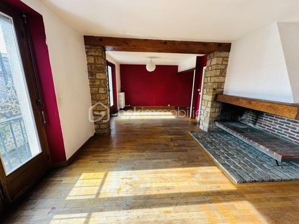 En plein cœur de Samois-sur-Seine, à 5 minutes de l’église, ensemble immobilier offrant 240 m² utilisables sur un terrain de 850 m², comprenant logement, annexe, garage et local supplémentaire.
Idéal investisseur, projet locatif, division ou usage mixte habitation/professionnel.
➡️ Appartement principal – 88 m² (1er étage)
•	Séjour lumineux
•	Salon
•	Cuisine
•	3 chambres dont 1 en duplex
•	Salle de bains
•	Salle de douche
•	WC indépendant
➡️ Espace complémentaire – 60 m²
•	2 chambres supplémentaires
Parfait pour agrandir l’habitation, créer un logement indépendant ou un espace locatif.
➡️ Local attenant – 60 m²
Ancien local commercial (activité arrêtée) :
atelier, bureau, stockage ou activité professionnelle
→ potentiel pour création d’un 3e logement.
➡️ Dépendances & extérieurs
•	Terrain de 850 m²
•	Garage 30 m²
•	Annexe 25 m²
________________________________________
Un bien rare au centre de Samois-sur-Seine, offrant un fort potentiel d’aménagement : habitation familiale, projet multi-logements, activité professionnelle ou investissement patrimonial.

💰 Prix : 390 000 € TTC (honoraires à la charge du vendeur) – 
A visiter sans tarder : 7/7
________________________________________
📞 Contact :
Gilles LADEGAILLERIE
📱 06 84 75 58 37
Agent commercial immatriculé au RSAC de Melun n° 83009942000028