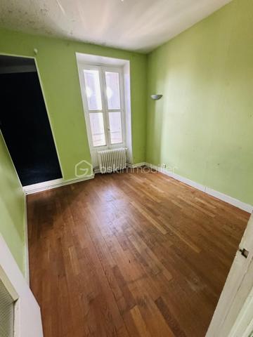 En plein cœur de Samois-sur-Seine, à 5 minutes de l’église, ensemble immobilier offrant 240 m² utilisables sur un terrain de 850 m², comprenant logement, annexe, garage et local supplémentaire.
Idéal investisseur, projet locatif, division ou usage mixte habitation/professionnel.
➡️ Appartement principal – 88 m² (1er étage)
•	Séjour lumineux
•	Salon
•	Cuisine
•	3 chambres dont 1 en duplex
•	Salle de bains
•	Salle de douche
•	WC indépendant
➡️ Espace complémentaire – 60 m²
•	2 chambres supplémentaires
Parfait pour agrandir l’habitation, créer un logement indépendant ou un espace locatif.
➡️ Local attenant – 60 m²
Ancien local commercial (activité arrêtée) :
atelier, bureau, stockage ou activité professionnelle
→ potentiel pour création d’un 3e logement.
➡️ Dépendances & extérieurs
•	Terrain de 850 m²
•	Garage 30 m²
•	Annexe 25 m²
________________________________________
Un bien rare au centre de Samois-sur-Seine, offrant un fort potentiel d’aménagement : habitation familiale, projet multi-logements, activité professionnelle ou investissement patrimonial.

💰 Prix : 390 000 € TTC (honoraires à la charge du vendeur) – 
A visiter sans tarder : 7/7
________________________________________
📞 Contact :
Gilles LADEGAILLERIE
📱 06 84 75 58 37
Agent commercial immatriculé au RSAC de Melun n° 83009942000028