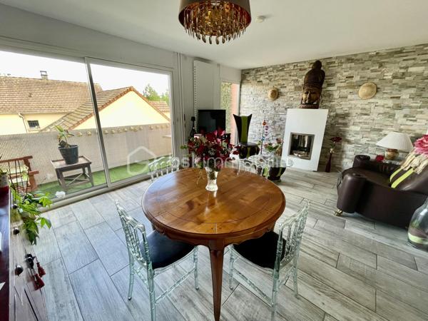 Vous aimez les volumes, l’indépendance et le confort d’une maison… mais sans les contraintes d’entretien d’un jardin ou les gros travaux qui l’accompagnent ?
Alors ce bien rare pourrait bien être votre prochain coup de cœur.
Situé à Melun, dans un environnement calme, ce superbe duplex de 80 m² Carrez (près de 140 m² au sol avec ses annexes) offre un compromis particulièrement recherché : le confort d'une maison associé à la simplicité d'un appartement.
Dès l'entrée, vous découvrirez des espaces entièrement repensés et modernisés par les propriétaires actuels. Les matériaux, les couleurs et les prestations ont été soigneusement sélectionnés pour créer une atmosphère chaleureuse et contemporaine.
Le rez-de-chaussée accueille une belle pièce de vie lumineuse ouverte sur un agréable balcon, véritable prolongement du séjour pour profiter des beaux jours. La cuisine, entièrement aménagée et équipée, séduit immédiatement par son style actuel et sa fonctionnalité.
À l'étage, l'espace nuit propose trois chambres, idéales pour accueillir une famille, aménager un bureau ou créer un espace dédié au télétravail, ainsi qu'une élégante salle d'eau rénovée avec goût.
LES CHARGES INCLUENT LE CHAUFFAGE ET L'EAU !!
Mais ce qui distingue réellement ce bien du marché, c'est sa conception unique :
✅ Aucun voisin au-dessus
✅ Aucun voisin en dessous
✅ Une configuration en duplex offrant une véritable sensation de maison...
Et parce que le confort ne s'arrête pas à l'habitation, vous bénéficierez également d'un sous-sol total exceptionnel, véritable atout au quotidien :
🚗 Grand garage fermé
🚗 Possibilité de stationner un second véhicule ou d'aménager un deuxième garage
🛠️ Atelier pour les passionnés de bricolage
📦 Deux vastes espaces de stockage et de rangement
Un niveau de prestations rarement rencontré sur un appartement familial.
Un emplacement pratique pour toute la famille
Vous profiterez d'une situation privilégiée permettant de rejoindre rapidement :
🚉 La gare de Melun (Paris Gare de Lyon en moins de 30 minutes)
🏫 Les écoles, collèges et lycées
🚌 Les transports en commun
🛍️ Les commerces et services du quotidien accessibles à pied...
Un bien rare sur le secteur, idéal pour les acquéreurs qui hésitent entre appartement et maison... et qui souhaitent finalement profiter du meilleur des deux mondes.
📞 Une visite s'impose pour découvrir tout son potentiel.