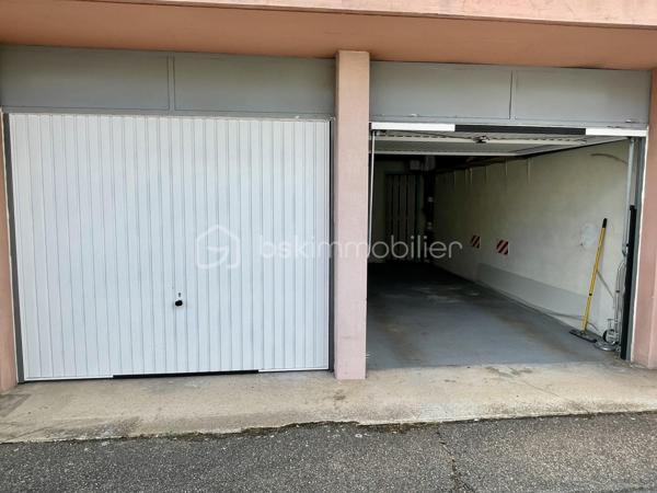 Vous aimez les volumes, l’indépendance et le confort d’une maison… mais sans les contraintes d’entretien d’un jardin ou les gros travaux qui l’accompagnent ?
Alors ce bien rare pourrait bien être votre prochain coup de cœur.
Situé à Melun, dans un environnement calme, ce superbe duplex de 80 m² Carrez (près de 140 m² au sol avec ses annexes) offre un compromis particulièrement recherché : le confort d'une maison associé à la simplicité d'un appartement.
Dès l'entrée, vous découvrirez des espaces entièrement repensés et modernisés par les propriétaires actuels. Les matériaux, les couleurs et les prestations ont été soigneusement sélectionnés pour créer une atmosphère chaleureuse et contemporaine.
Le rez-de-chaussée accueille une belle pièce de vie lumineuse ouverte sur un agréable balcon, véritable prolongement du séjour pour profiter des beaux jours. La cuisine, entièrement aménagée et équipée, séduit immédiatement par son style actuel et sa fonctionnalité.
À l'étage, l'espace nuit propose trois chambres, idéales pour accueillir une famille, aménager un bureau ou créer un espace dédié au télétravail, ainsi qu'une élégante salle d'eau rénovée avec goût.
LES CHARGES INCLUENT LE CHAUFFAGE ET L'EAU !!
Mais ce qui distingue réellement ce bien du marché, c'est sa conception unique :
✅ Aucun voisin au-dessus
✅ Aucun voisin en dessous
✅ Une configuration en duplex offrant une véritable sensation de maison...
Et parce que le confort ne s'arrête pas à l'habitation, vous bénéficierez également d'un sous-sol total exceptionnel, véritable atout au quotidien :
🚗 Grand garage fermé
🚗 Possibilité de stationner un second véhicule ou d'aménager un deuxième garage
🛠️ Atelier pour les passionnés de bricolage
📦 Deux vastes espaces de stockage et de rangement
Un niveau de prestations rarement rencontré sur un appartement familial.
Un emplacement pratique pour toute la famille
Vous profiterez d'une situation privilégiée permettant de rejoindre rapidement :
🚉 La gare de Melun (Paris Gare de Lyon en moins de 30 minutes)
🏫 Les écoles, collèges et lycées
🚌 Les transports en commun
🛍️ Les commerces et services du quotidien accessibles à pied...
Un bien rare sur le secteur, idéal pour les acquéreurs qui hésitent entre appartement et maison... et qui souhaitent finalement profiter du meilleur des deux mondes.
📞 Une visite s'impose pour découvrir tout son potentiel.