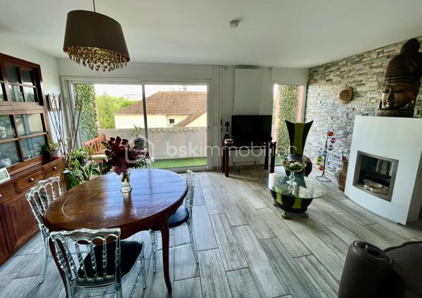 Vous aimez les volumes, l’indépendance et le confort d’une maison… mais sans les contraintes d’entretien d’un jardin ou les gros travaux qui l’accompagnent ?
Alors ce bien rare pourrait bien être votre prochain coup de cœur.
Situé à Melun, dans un environnement calme, ce superbe duplex de 80 m² Carrez (près de 140 m² au sol avec ses annexes) offre un compromis particulièrement recherché : le confort d'une maison associé à la simplicité d'un appartement.
Dès l'entrée, vous découvrirez des espaces entièrement repensés et modernisés par les propriétaires actuels. Les matériaux, les couleurs et les prestations ont été soigneusement sélectionnés pour créer une atmosphère chaleureuse et contemporaine.
Le rez-de-chaussée accueille une belle pièce de vie lumineuse ouverte sur un agréable balcon, véritable prolongement du séjour pour profiter des beaux jours. La cuisine, entièrement aménagée et équipée, séduit immédiatement par son style actuel et sa fonctionnalité.
À l'étage, l'espace nuit propose trois chambres, idéales pour accueillir une famille, aménager un bureau ou créer un espace dédié au télétravail, ainsi qu'une élégante salle d'eau rénovée avec goût.
LES CHARGES INCLUENT LE CHAUFFAGE ET L'EAU !!
Mais ce qui distingue réellement ce bien du marché, c'est sa conception unique :
✅ Aucun voisin au-dessus
✅ Aucun voisin en dessous
✅ Une configuration en duplex offrant une véritable sensation de maison...
Et parce que le confort ne s'arrête pas à l'habitation, vous bénéficierez également d'un sous-sol total exceptionnel, véritable atout au quotidien :
🚗 Grand garage fermé
🚗 Possibilité de stationner un second véhicule ou d'aménager un deuxième garage
🛠️ Atelier pour les passionnés de bricolage
📦 Deux vastes espaces de stockage et de rangement
Un niveau de prestations rarement rencontré sur un appartement familial.
Un emplacement pratique pour toute la famille
Vous profiterez d'une situation privilégiée permettant de rejoindre rapidement :
🚉 La gare de Melun (Paris Gare de Lyon en moins de 30 minutes)
🏫 Les écoles, collèges et lycées
🚌 Les transports en commun
🛍️ Les commerces et services du quotidien accessibles à pied...
Un bien rare sur le secteur, idéal pour les acquéreurs qui hésitent entre appartement et maison... et qui souhaitent finalement profiter du meilleur des deux mondes.
📞 Une visite s'impose pour découvrir tout son potentiel.