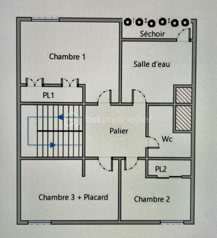 Vous aimez les volumes, l’indépendance et le confort d’une maison… mais sans les contraintes d’entretien d’un jardin ou les gros travaux qui l’accompagnent ?
Alors ce bien rare pourrait bien être votre prochain coup de cœur.
Situé à Melun, dans un environnement calme, ce superbe duplex de 80 m² Carrez (près de 140 m² au sol avec ses annexes) offre un compromis particulièrement recherché : le confort d'une maison associé à la simplicité d'un appartement.
Dès l'entrée, vous découvrirez des espaces entièrement repensés et modernisés par les propriétaires actuels. Les matériaux, les couleurs et les prestations ont été soigneusement sélectionnés pour créer une atmosphère chaleureuse et contemporaine.
Le rez-de-chaussée accueille une belle pièce de vie lumineuse ouverte sur un agréable balcon, véritable prolongement du séjour pour profiter des beaux jours. La cuisine, entièrement aménagée et équipée, séduit immédiatement par son style actuel et sa fonctionnalité.
À l'étage, l'espace nuit propose trois chambres, idéales pour accueillir une famille, aménager un bureau ou créer un espace dédié au télétravail, ainsi qu'une élégante salle d'eau rénovée avec goût.
LES CHARGES INCLUENT LE CHAUFFAGE ET L'EAU !!
Mais ce qui distingue réellement ce bien du marché, c'est sa conception unique :
✅ Aucun voisin au-dessus
✅ Aucun voisin en dessous
✅ Une configuration en duplex offrant une véritable sensation de maison...
Et parce que le confort ne s'arrête pas à l'habitation, vous bénéficierez également d'un sous-sol total exceptionnel, véritable atout au quotidien :
🚗 Grand garage fermé
🚗 Possibilité de stationner un second véhicule ou d'aménager un deuxième garage
🛠️ Atelier pour les passionnés de bricolage
📦 Deux vastes espaces de stockage et de rangement
Un niveau de prestations rarement rencontré sur un appartement familial.
Un emplacement pratique pour toute la famille
Vous profiterez d'une situation privilégiée permettant de rejoindre rapidement :
🚉 La gare de Melun (Paris Gare de Lyon en moins de 30 minutes)
🏫 Les écoles, collèges et lycées
🚌 Les transports en commun
🛍️ Les commerces et services du quotidien accessibles à pied...
Un bien rare sur le secteur, idéal pour les acquéreurs qui hésitent entre appartement et maison... et qui souhaitent finalement profiter du meilleur des deux mondes.
📞 Une visite s'impose pour découvrir tout son potentiel.