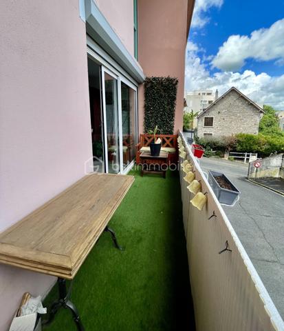 Vous aimez les volumes, l’indépendance et le confort d’une maison… mais sans les contraintes d’entretien d’un jardin ou les gros travaux qui l’accompagnent ?
Alors ce bien rare pourrait bien être votre prochain coup de cœur.
Situé à Melun, dans un environnement calme, ce superbe duplex de 80 m² Carrez (près de 140 m² au sol avec ses annexes) offre un compromis particulièrement recherché : le confort d'une maison associé à la simplicité d'un appartement.
Dès l'entrée, vous découvrirez des espaces entièrement repensés et modernisés par les propriétaires actuels. Les matériaux, les couleurs et les prestations ont été soigneusement sélectionnés pour créer une atmosphère chaleureuse et contemporaine.
Le rez-de-chaussée accueille une belle pièce de vie lumineuse ouverte sur un agréable balcon, véritable prolongement du séjour pour profiter des beaux jours. La cuisine, entièrement aménagée et équipée, séduit immédiatement par son style actuel et sa fonctionnalité.
À l'étage, l'espace nuit propose trois chambres, idéales pour accueillir une famille, aménager un bureau ou créer un espace dédié au télétravail, ainsi qu'une élégante salle d'eau rénovée avec goût.
LES CHARGES INCLUENT LE CHAUFFAGE ET L'EAU !!
Mais ce qui distingue réellement ce bien du marché, c'est sa conception unique :
✅ Aucun voisin au-dessus
✅ Aucun voisin en dessous
✅ Une configuration en duplex offrant une véritable sensation de maison...
Et parce que le confort ne s'arrête pas à l'habitation, vous bénéficierez également d'un sous-sol total exceptionnel, véritable atout au quotidien :
🚗 Grand garage fermé
🚗 Possibilité de stationner un second véhicule ou d'aménager un deuxième garage
🛠️ Atelier pour les passionnés de bricolage
📦 Deux vastes espaces de stockage et de rangement
Un niveau de prestations rarement rencontré sur un appartement familial.
Un emplacement pratique pour toute la famille
Vous profiterez d'une situation privilégiée permettant de rejoindre rapidement :
🚉 La gare de Melun (Paris Gare de Lyon en moins de 30 minutes)
🏫 Les écoles, collèges et lycées
🚌 Les transports en commun
🛍️ Les commerces et services du quotidien accessibles à pied...
Un bien rare sur le secteur, idéal pour les acquéreurs qui hésitent entre appartement et maison... et qui souhaitent finalement profiter du meilleur des deux mondes.
📞 Une visite s'impose pour découvrir tout son potentiel.