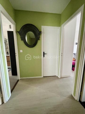 Vous aimez les volumes, l’indépendance et le confort d’une maison… mais sans les contraintes d’entretien d’un jardin ou les gros travaux qui l’accompagnent ?
Alors ce bien rare pourrait bien être votre prochain coup de cœur.
Situé à Melun, dans un environnement calme, ce superbe duplex de 80 m² Carrez (près de 140 m² au sol avec ses annexes) offre un compromis particulièrement recherché : le confort d'une maison associé à la simplicité d'un appartement.
Dès l'entrée, vous découvrirez des espaces entièrement repensés et modernisés par les propriétaires actuels. Les matériaux, les couleurs et les prestations ont été soigneusement sélectionnés pour créer une atmosphère chaleureuse et contemporaine.
Le rez-de-chaussée accueille une belle pièce de vie lumineuse ouverte sur un agréable balcon, véritable prolongement du séjour pour profiter des beaux jours. La cuisine, entièrement aménagée et équipée, séduit immédiatement par son style actuel et sa fonctionnalité.
À l'étage, l'espace nuit propose trois chambres, idéales pour accueillir une famille, aménager un bureau ou créer un espace dédié au télétravail, ainsi qu'une élégante salle d'eau rénovée avec goût.
LES CHARGES INCLUENT LE CHAUFFAGE ET L'EAU !!
Mais ce qui distingue réellement ce bien du marché, c'est sa conception unique :
✅ Aucun voisin au-dessus
✅ Aucun voisin en dessous
✅ Une configuration en duplex offrant une véritable sensation de maison...
Et parce que le confort ne s'arrête pas à l'habitation, vous bénéficierez également d'un sous-sol total exceptionnel, véritable atout au quotidien :
🚗 Grand garage fermé
🚗 Possibilité de stationner un second véhicule ou d'aménager un deuxième garage
🛠️ Atelier pour les passionnés de bricolage
📦 Deux vastes espaces de stockage et de rangement
Un niveau de prestations rarement rencontré sur un appartement familial.
Un emplacement pratique pour toute la famille
Vous profiterez d'une situation privilégiée permettant de rejoindre rapidement :
🚉 La gare de Melun (Paris Gare de Lyon en moins de 30 minutes)
🏫 Les écoles, collèges et lycées
🚌 Les transports en commun
🛍️ Les commerces et services du quotidien accessibles à pied...
Un bien rare sur le secteur, idéal pour les acquéreurs qui hésitent entre appartement et maison... et qui souhaitent finalement profiter du meilleur des deux mondes.
📞 Une visite s'impose pour découvrir tout son potentiel.