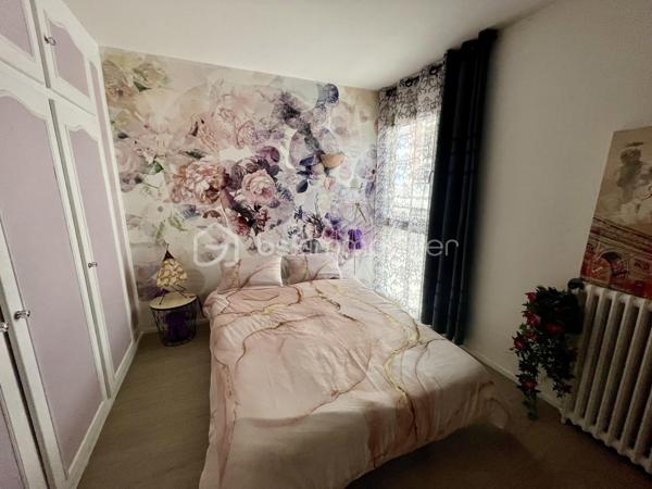 Vous aimez les volumes, l’indépendance et le confort d’une maison… mais sans les contraintes d’entretien d’un jardin ou les gros travaux qui l’accompagnent ?
Alors ce bien rare pourrait bien être votre prochain coup de cœur.
Situé à Melun, dans un environnement calme, ce superbe duplex de 80 m² Carrez (près de 140 m² au sol avec ses annexes) offre un compromis particulièrement recherché : le confort d'une maison associé à la simplicité d'un appartement.
Dès l'entrée, vous découvrirez des espaces entièrement repensés et modernisés par les propriétaires actuels. Les matériaux, les couleurs et les prestations ont été soigneusement sélectionnés pour créer une atmosphère chaleureuse et contemporaine.
Le rez-de-chaussée accueille une belle pièce de vie lumineuse ouverte sur un agréable balcon, véritable prolongement du séjour pour profiter des beaux jours. La cuisine, entièrement aménagée et équipée, séduit immédiatement par son style actuel et sa fonctionnalité.
À l'étage, l'espace nuit propose trois chambres, idéales pour accueillir une famille, aménager un bureau ou créer un espace dédié au télétravail, ainsi qu'une élégante salle d'eau rénovée avec goût.
LES CHARGES INCLUENT LE CHAUFFAGE ET L'EAU !!
Mais ce qui distingue réellement ce bien du marché, c'est sa conception unique :
✅ Aucun voisin au-dessus
✅ Aucun voisin en dessous
✅ Une configuration en duplex offrant une véritable sensation de maison...
Et parce que le confort ne s'arrête pas à l'habitation, vous bénéficierez également d'un sous-sol total exceptionnel, véritable atout au quotidien :
🚗 Grand garage fermé
🚗 Possibilité de stationner un second véhicule ou d'aménager un deuxième garage
🛠️ Atelier pour les passionnés de bricolage
📦 Deux vastes espaces de stockage et de rangement
Un niveau de prestations rarement rencontré sur un appartement familial.
Un emplacement pratique pour toute la famille
Vous profiterez d'une situation privilégiée permettant de rejoindre rapidement :
🚉 La gare de Melun (Paris Gare de Lyon en moins de 30 minutes)
🏫 Les écoles, collèges et lycées
🚌 Les transports en commun
🛍️ Les commerces et services du quotidien accessibles à pied...
Un bien rare sur le secteur, idéal pour les acquéreurs qui hésitent entre appartement et maison... et qui souhaitent finalement profiter du meilleur des deux mondes.
📞 Une visite s'impose pour découvrir tout son potentiel.
