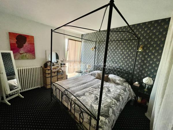Vous aimez les volumes, l’indépendance et le confort d’une maison… mais sans les contraintes d’entretien d’un jardin ou les gros travaux qui l’accompagnent ?
Alors ce bien rare pourrait bien être votre prochain coup de cœur.
Situé à Melun, dans un environnement calme, ce superbe duplex de 80 m² Carrez (près de 140 m² au sol avec ses annexes) offre un compromis particulièrement recherché : le confort d'une maison associé à la simplicité d'un appartement.
Dès l'entrée, vous découvrirez des espaces entièrement repensés et modernisés par les propriétaires actuels. Les matériaux, les couleurs et les prestations ont été soigneusement sélectionnés pour créer une atmosphère chaleureuse et contemporaine.
Le rez-de-chaussée accueille une belle pièce de vie lumineuse ouverte sur un agréable balcon, véritable prolongement du séjour pour profiter des beaux jours. La cuisine, entièrement aménagée et équipée, séduit immédiatement par son style actuel et sa fonctionnalité.
À l'étage, l'espace nuit propose trois chambres, idéales pour accueillir une famille, aménager un bureau ou créer un espace dédié au télétravail, ainsi qu'une élégante salle d'eau rénovée avec goût.
LES CHARGES INCLUENT LE CHAUFFAGE ET L'EAU !!
Mais ce qui distingue réellement ce bien du marché, c'est sa conception unique :
✅ Aucun voisin au-dessus
✅ Aucun voisin en dessous
✅ Une configuration en duplex offrant une véritable sensation de maison...
Et parce que le confort ne s'arrête pas à l'habitation, vous bénéficierez également d'un sous-sol total exceptionnel, véritable atout au quotidien :
🚗 Grand garage fermé
🚗 Possibilité de stationner un second véhicule ou d'aménager un deuxième garage
🛠️ Atelier pour les passionnés de bricolage
📦 Deux vastes espaces de stockage et de rangement
Un niveau de prestations rarement rencontré sur un appartement familial.
Un emplacement pratique pour toute la famille
Vous profiterez d'une situation privilégiée permettant de rejoindre rapidement :
🚉 La gare de Melun (Paris Gare de Lyon en moins de 30 minutes)
🏫 Les écoles, collèges et lycées
🚌 Les transports en commun
🛍️ Les commerces et services du quotidien accessibles à pied...
Un bien rare sur le secteur, idéal pour les acquéreurs qui hésitent entre appartement et maison... et qui souhaitent finalement profiter du meilleur des deux mondes.
📞 Une visite s'impose pour découvrir tout son potentiel.