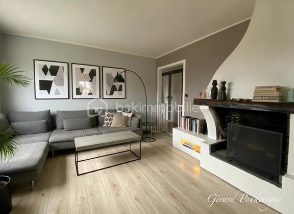Le Port-Marly- Rue de Paris- Au calme- Prêt à habiter-
Situé dans le charmant centre-ville de Le Port-Marly entre Bougival et St Germain en Laye, cet appartement vous offre une alliance entre quiétude des bords de Seine ⛵️et proximité des commodités et du marché. 
Découvrez une ambiance paisible tout en profitant d'une vue dégagée sans vis-à-vis, dans une résidence intimiste et 🔐 sécurisée. 
Doté de 4 pièces, dont 2 chambres (3 possibles) , cet appartement lumineux, orienté  Sud-Est, vous séduira par son agencement optimal et ses belles finitions avec du double vitrage et une triple exposition.
Intérieur accueillant avec un séjour spacieux doté d'une cheminée, 
- une cuisine moderne équipée et intégrée (lave vaisselle, réfrigérateur, congélateur, four traditionnel, four micro-onde, plaque induction 3 feux, hotte aspirante), 
- cellier à l’arrière pouvant accueillir lave linge et sèche linge, 
- une salle de bain avec fenêtre,
-  WC séparés.

📌À seulement quelques pas des lignes 
de bus 259 et EX 1, 6281 (lycée International) et 
proche du RER A Saint Germain en Laye, vous êtes au centre d'un réseau de transports pratique tout en profitant de la proximité des écoles et collège ainsi que du supermarché. 
Complexe sportif « Les Pyramides » accessible à pied. 
Accès direct de la résidence au chemin de halage pour vos promenades en vélo 🚲 ou au collège en toute sécurité. 
🚗 Stationnement libre dans la résidence sécurisée.