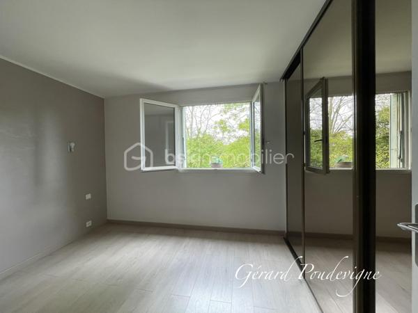 Le Port-Marly- Rue de Paris- Au calme- Prêt à habiter-
Situé dans le charmant centre-ville de Le Port-Marly entre Bougival et St Germain en Laye, cet appartement vous offre une alliance entre quiétude des bords de Seine ⛵️et proximité des commodités et du marché. 
Découvrez une ambiance paisible tout en profitant d'une vue dégagée sans vis-à-vis, dans une résidence intimiste et 🔐 sécurisée. 
Doté de 4 pièces, dont 2 chambres (3 possibles) , cet appartement lumineux, orienté  Sud-Est, vous séduira par son agencement optimal et ses belles finitions avec du double vitrage et une triple exposition.
Intérieur accueillant avec un séjour spacieux doté d'une cheminée, 
- une cuisine moderne équipée et intégrée (lave vaisselle, réfrigérateur, congélateur, four traditionnel, four micro-onde, plaque induction 3 feux, hotte aspirante), 
- cellier à l’arrière pouvant accueillir lave linge et sèche linge, 
- une salle de bain avec fenêtre,
-  WC séparés.

📌À seulement quelques pas des lignes 
de bus 259 et EX 1, 6281 (lycée International) et 
proche du RER A Saint Germain en Laye, vous êtes au centre d'un réseau de transports pratique tout en profitant de la proximité des écoles et collège ainsi que du supermarché. 
Complexe sportif « Les Pyramides » accessible à pied. 
Accès direct de la résidence au chemin de halage pour vos promenades en vélo 🚲 ou au collège en toute sécurité. 
🚗 Stationnement libre dans la résidence sécurisée.