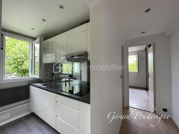 Le Port-Marly- Rue de Paris- Au calme- Prêt à habiter-
Situé dans le charmant centre-ville de Le Port-Marly entre Bougival et St Germain en Laye, cet appartement vous offre une alliance entre quiétude des bords de Seine ⛵️et proximité des commodités et du marché. 
Découvrez une ambiance paisible tout en profitant d'une vue dégagée sans vis-à-vis, dans une résidence intimiste et 🔐 sécurisée. 
Doté de 4 pièces, dont 2 chambres (3 possibles) , cet appartement lumineux, orienté  Sud-Est, vous séduira par son agencement optimal et ses belles finitions avec du double vitrage et une triple exposition.
Intérieur accueillant avec un séjour spacieux doté d'une cheminée, 
- une cuisine moderne équipée et intégrée (lave vaisselle, réfrigérateur, congélateur, four traditionnel, four micro-onde, plaque induction 3 feux, hotte aspirante), 
- cellier à l’arrière pouvant accueillir lave linge et sèche linge, 
- une salle de bain avec fenêtre,
-  WC séparés.

📌À seulement quelques pas des lignes 
de bus 259 et EX 1, 6281 (lycée International) et 
proche du RER A Saint Germain en Laye, vous êtes au centre d'un réseau de transports pratique tout en profitant de la proximité des écoles et collège ainsi que du supermarché. 
Complexe sportif « Les Pyramides » accessible à pied. 
Accès direct de la résidence au chemin de halage pour vos promenades en vélo 🚲 ou au collège en toute sécurité. 
🚗 Stationnement libre dans la résidence sécurisée.
