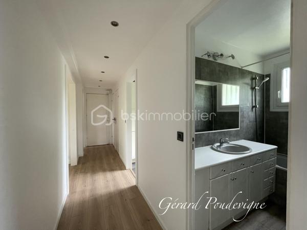 Le Port-Marly- Rue de Paris- Au calme- Prêt à habiter-
Situé dans le charmant centre-ville de Le Port-Marly entre Bougival et St Germain en Laye, cet appartement vous offre une alliance entre quiétude des bords de Seine ⛵️et proximité des commodités et du marché. 
Découvrez une ambiance paisible tout en profitant d'une vue dégagée sans vis-à-vis, dans une résidence intimiste et 🔐 sécurisée. 
Doté de 4 pièces, dont 2 chambres (3 possibles) , cet appartement lumineux, orienté  Sud-Est, vous séduira par son agencement optimal et ses belles finitions avec du double vitrage et une triple exposition.
Intérieur accueillant avec un séjour spacieux doté d'une cheminée, 
- une cuisine moderne équipée et intégrée (lave vaisselle, réfrigérateur, congélateur, four traditionnel, four micro-onde, plaque induction 3 feux, hotte aspirante), 
- cellier à l’arrière pouvant accueillir lave linge et sèche linge, 
- une salle de bain avec fenêtre,
-  WC séparés.

📌À seulement quelques pas des lignes 
de bus 259 et EX 1, 6281 (lycée International) et 
proche du RER A Saint Germain en Laye, vous êtes au centre d'un réseau de transports pratique tout en profitant de la proximité des écoles et collège ainsi que du supermarché. 
Complexe sportif « Les Pyramides » accessible à pied. 
Accès direct de la résidence au chemin de halage pour vos promenades en vélo 🚲 ou au collège en toute sécurité. 
🚗 Stationnement libre dans la résidence sécurisée.