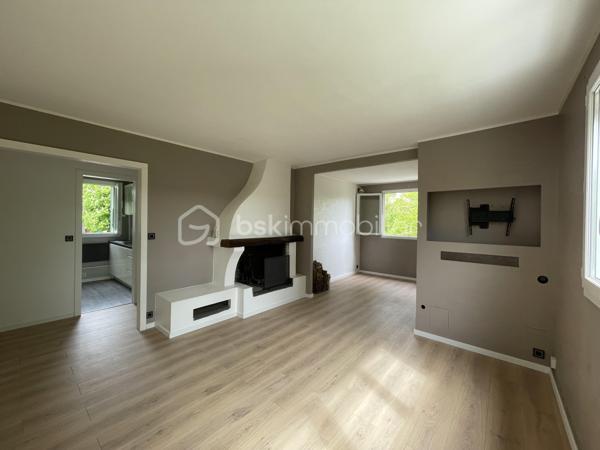 Le Port-Marly- Rue de Paris- Au calme- Prêt à habiter-
Situé dans le charmant centre-ville de Le Port-Marly entre Bougival et St Germain en Laye, cet appartement vous offre une alliance entre quiétude des bords de Seine ⛵️et proximité des commodités et du marché. 
Découvrez une ambiance paisible tout en profitant d'une vue dégagée sans vis-à-vis, dans une résidence intimiste et 🔐 sécurisée. 
Doté de 4 pièces, dont 2 chambres (3 possibles) , cet appartement lumineux, orienté  Sud-Est, vous séduira par son agencement optimal et ses belles finitions avec du double vitrage et une triple exposition.
Intérieur accueillant avec un séjour spacieux doté d'une cheminée, 
- une cuisine moderne équipée et intégrée (lave vaisselle, réfrigérateur, congélateur, four traditionnel, four micro-onde, plaque induction 3 feux, hotte aspirante), 
- cellier à l’arrière pouvant accueillir lave linge et sèche linge, 
- une salle de bain avec fenêtre,
-  WC séparés.

📌À seulement quelques pas des lignes 
de bus 259 et EX 1, 6281 (lycée International) et 
proche du RER A Saint Germain en Laye, vous êtes au centre d'un réseau de transports pratique tout en profitant de la proximité des écoles et collège ainsi que du supermarché. 
Complexe sportif « Les Pyramides » accessible à pied. 
Accès direct de la résidence au chemin de halage pour vos promenades en vélo 🚲 ou au collège en toute sécurité. 
🚗 Stationnement libre dans la résidence sécurisée.