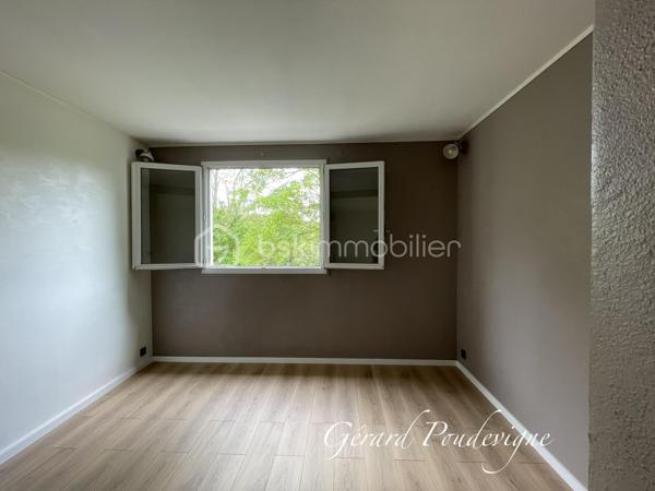 Le Port-Marly- Rue de Paris- Au calme- Prêt à habiter-
Situé dans le charmant centre-ville de Le Port-Marly entre Bougival et St Germain en Laye, cet appartement vous offre une alliance entre quiétude des bords de Seine ⛵️et proximité des commodités et du marché. 
Découvrez une ambiance paisible tout en profitant d'une vue dégagée sans vis-à-vis, dans une résidence intimiste et 🔐 sécurisée. 
Doté de 4 pièces, dont 2 chambres (3 possibles) , cet appartement lumineux, orienté  Sud-Est, vous séduira par son agencement optimal et ses belles finitions avec du double vitrage et une triple exposition.
Intérieur accueillant avec un séjour spacieux doté d'une cheminée, 
- une cuisine moderne équipée et intégrée (lave vaisselle, réfrigérateur, congélateur, four traditionnel, four micro-onde, plaque induction 3 feux, hotte aspirante), 
- cellier à l’arrière pouvant accueillir lave linge et sèche linge, 
- une salle de bain avec fenêtre,
-  WC séparés.

📌À seulement quelques pas des lignes 
de bus 259 et EX 1, 6281 (lycée International) et 
proche du RER A Saint Germain en Laye, vous êtes au centre d'un réseau de transports pratique tout en profitant de la proximité des écoles et collège ainsi que du supermarché. 
Complexe sportif « Les Pyramides » accessible à pied. 
Accès direct de la résidence au chemin de halage pour vos promenades en vélo 🚲 ou au collège en toute sécurité. 
🚗 Stationnement libre dans la résidence sécurisée.