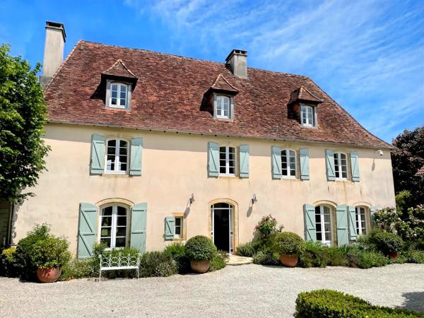 Manoir du 16ème siècle avec 15 hectares de terrain, piscine et dependances