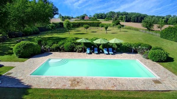 Manoir du 16ème siècle avec 15 hectares de terrain, piscine et dependances