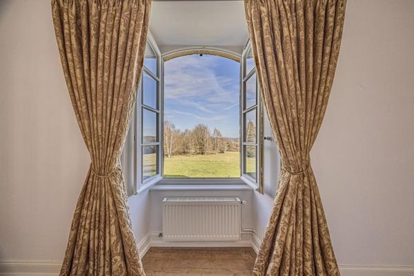 Manoir du 16ème siècle avec 15 hectares de terrain, piscine et dependances