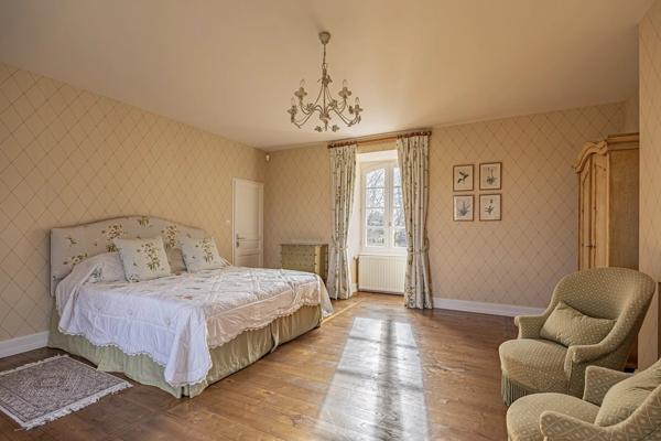 Manoir du 16ème siècle avec 15 hectares de terrain, piscine et dependances