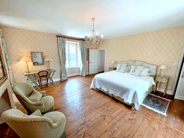 Manoir du 16ème siècle avec 15 hectares de terrain, piscine et dependances