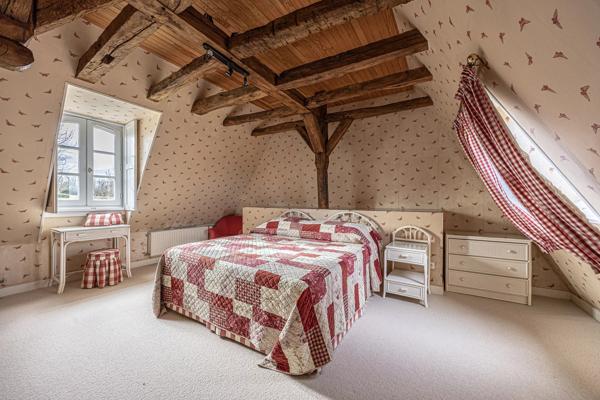 Manoir du 16ème siècle avec 15 hectares de terrain, piscine et dependances