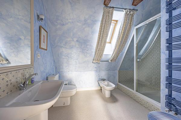 Manoir du 16ème siècle avec 15 hectares de terrain, piscine et dependances