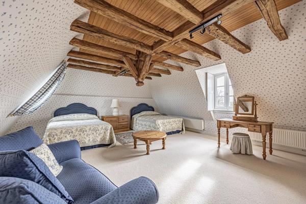 Manoir du 16ème siècle avec 15 hectares de terrain, piscine et dependances