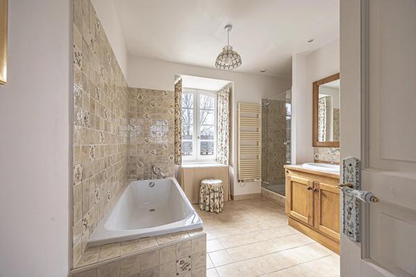 Manoir du 16ème siècle avec 15 hectares de terrain, piscine et dependances