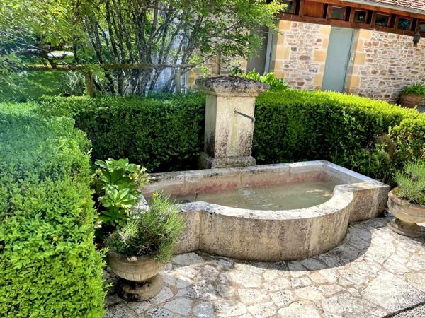 Manoir du 16ème siècle avec 15 hectares de terrain, piscine et dependances