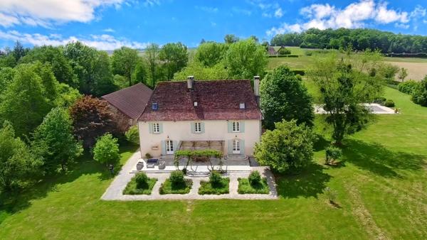 Manoir du 16ème siècle avec 15 hectares de terrain, piscine et dependances