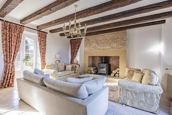 Manoir du 16ème siècle avec 15 hectares de terrain, piscine et dependances