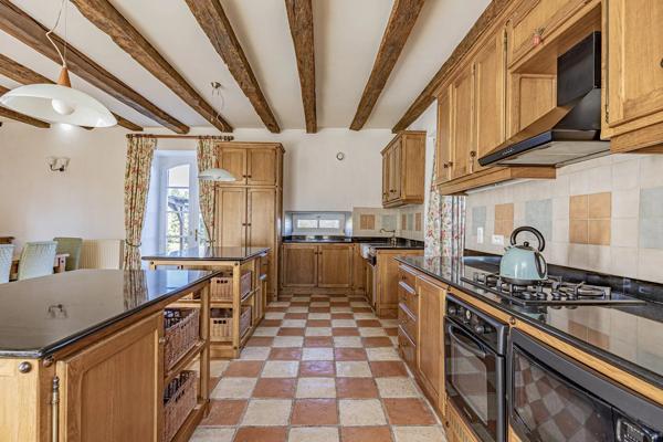 Manoir du 16ème siècle avec 15 hectares de terrain, piscine et dependances