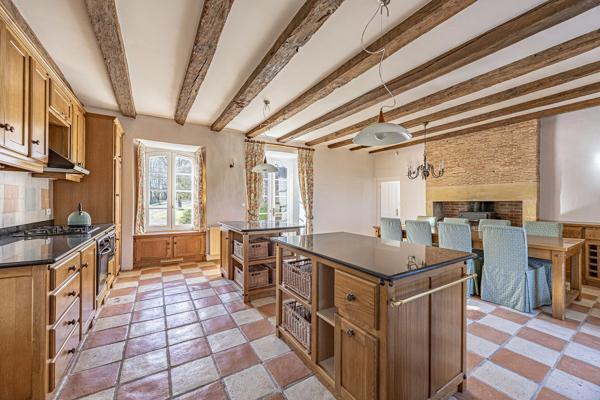 Manoir du 16ème siècle avec 15 hectares de terrain, piscine et dependances