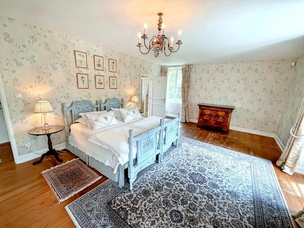 Manoir du 16ème siècle avec 15 hectares de terrain, piscine et dependances