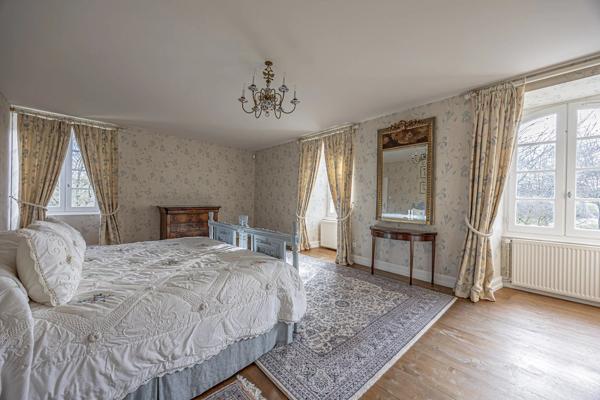 Manoir du 16ème siècle avec 15 hectares de terrain, piscine et dependances