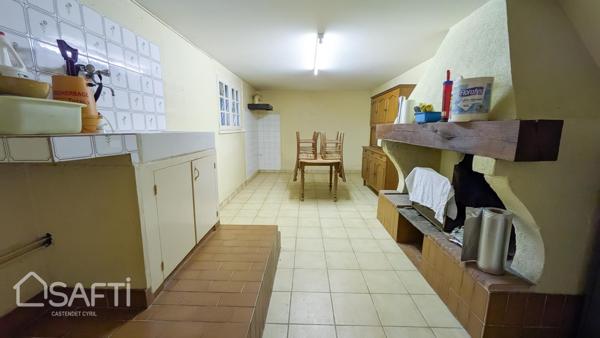 BEAU JARDIN ET PLUS DE 160 M² DE GARAGES ET SOUS SOL AMENAGE