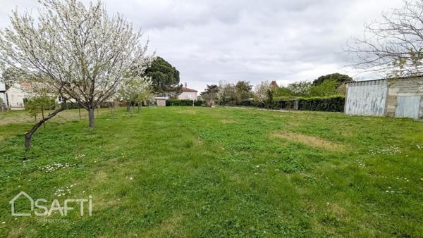 BEAU JARDIN ET PLUS DE 160 M² DE GARAGES ET SOUS SOL AMENAGE