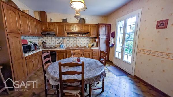 BEAU JARDIN ET PLUS DE 160 M² DE GARAGES ET SOUS SOL AMENAGE